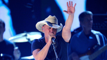 Peyton manning dating kenny chesney